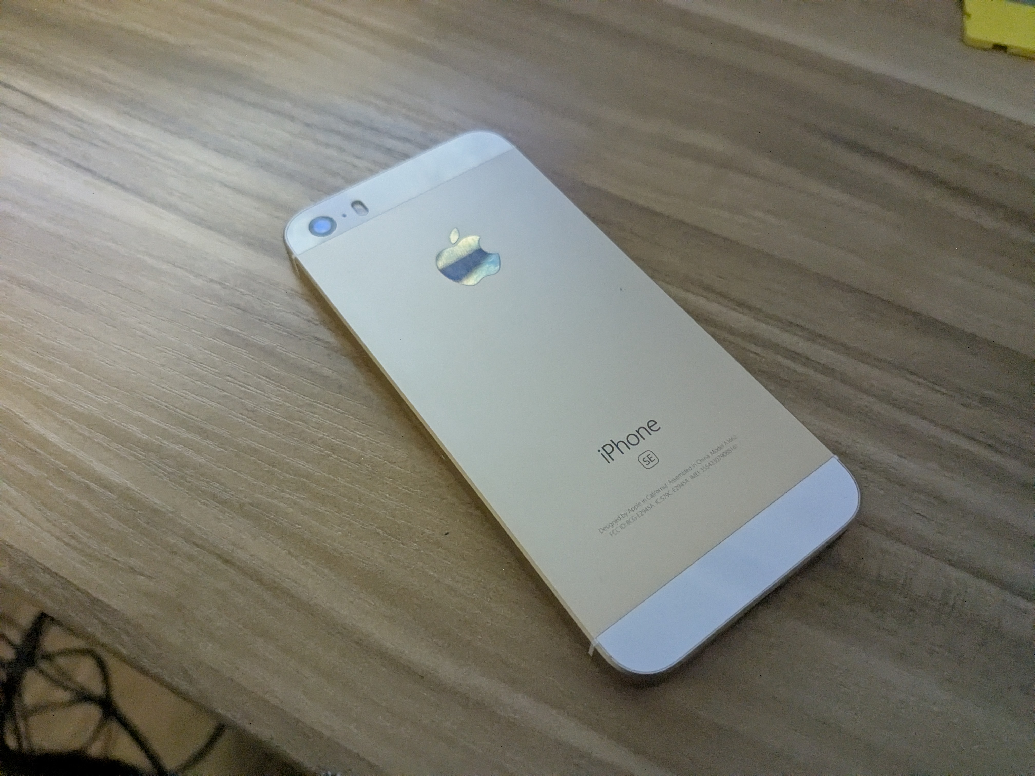 Apple iPhone SE